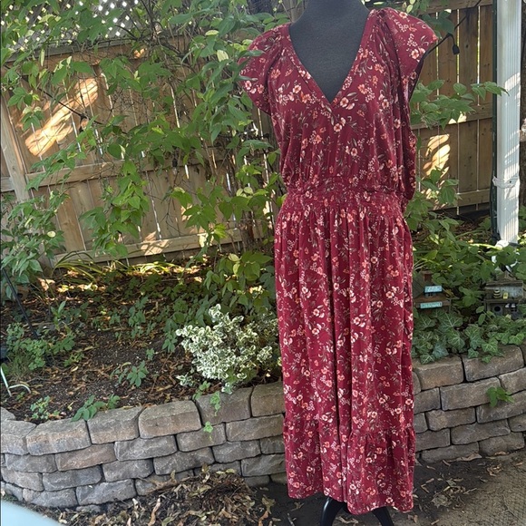 Old Navy Dresses & Skirts - Old Navy XXL Tall Floral Red Midi Dress.